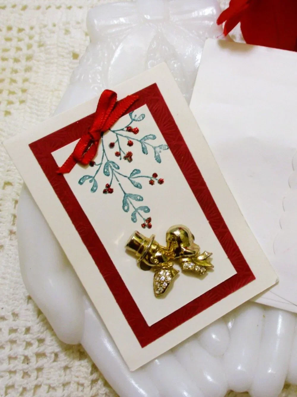 VINTAGE Mistletoe Kissing Couple Brooch Card ~ Gold Plate Rhinestone Jewelry